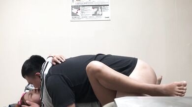 セクシーな妻と女性の同僚が公衆トイレでセックス