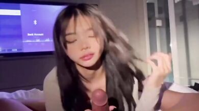 Singaporean sister gives blowjob to boyfriend