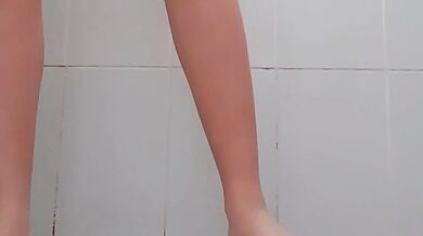 妹がオナ棒でオナニーして白い汁を漏らす