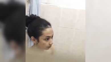 可愛的表妹洗澡