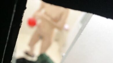 シャワー中のルームメイトをこっそり撮影して危うく捕まりそうになる