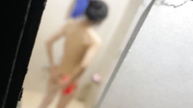 シャワー中のルームメイトをこっそり撮影して危うく捕まりそうになる