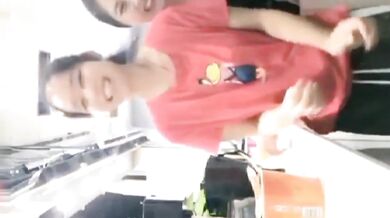 Chị gái tôi đang gọi điện video với bạn trai thì bất ngờ vén quần lên, lộ ngực. Cô ấy còn hỏi bạn trai ai có bộ ngực đẹp hơn, tôi hay chị gái tôi.