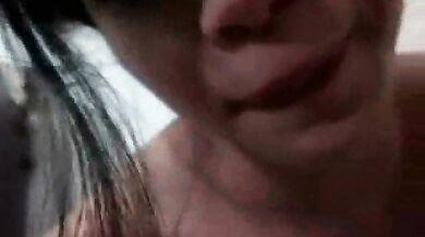 新しい地元のカップルのセルフィー