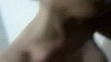 新しい地元のカップルのセルフィー