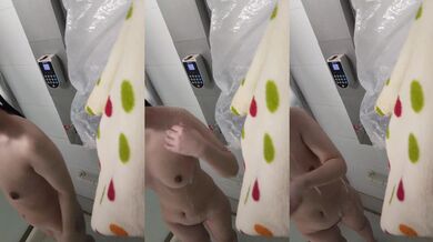 メガネをかけたセクシーな女の子が髪を洗い、胸を揉みながら自撮りする