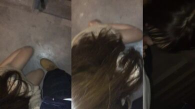 江大学のキャンパス美人が階段の入り口でひざまずいてフェラする