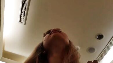 ウェン・ダはバードプリンセスベリーを演じ、フェラした後に自分の中に挿入します