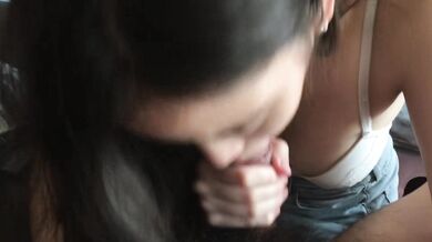 シンガポールのネット有名人美女ジャネラのフェラ一人称視点の白い下着とジーンズ