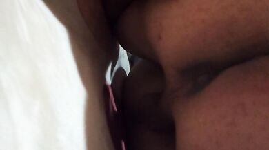 スリムなボディと非常に大きな胸