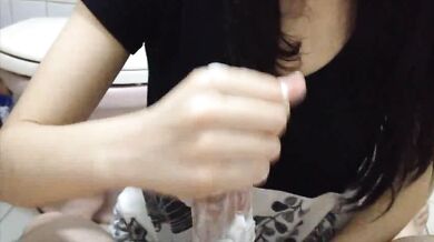 YYS helps her boyfriend masturbate in the bathroom