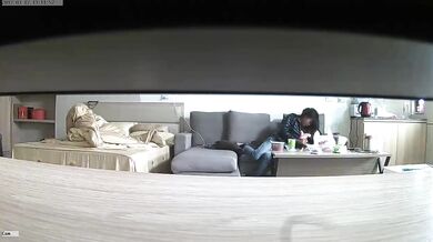 台湾カップルのセックスカメラがひび割れ