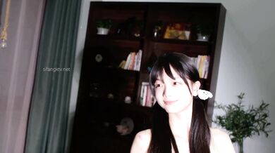 Cô gái tóc đuôi ngựa ngọt ngào nhảy múa khỏa thân