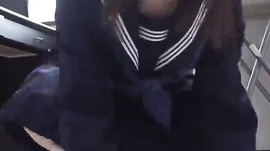 おしっこをする女の子