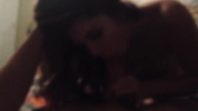 Bạn gái nuốt vòi nước