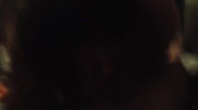 Bạn gái nuốt vòi nước