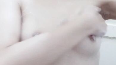 マレーシアのシブでシャワーを浴びながら美しい胸を披露する徐仲安さん