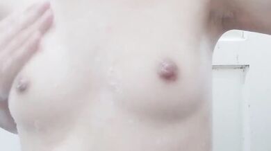 マレーシアのシブでシャワーを浴びながら美しい胸を披露する徐仲安さん