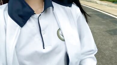 学校で露出した制服姿の女子校生
