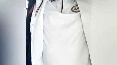 学校で露出した制服姿の女子校生