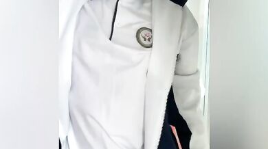 学校で露出した制服姿の女子校生