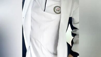 学校で露出した制服姿の女子校生