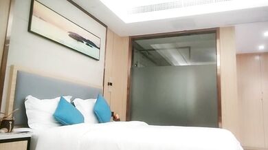 売春婦は大金をはたいてバイトの2年生美人と付き合う