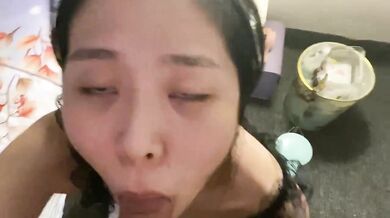 私のセックスパートナーは私にフェラをしてくれます