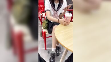 週末に彼氏とデートする女子高生