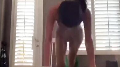 背の高い女性のヌードフィットネス