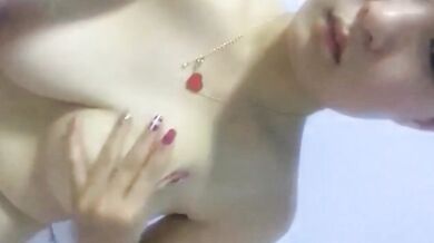 自分自身に触れる若い女性