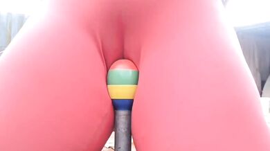 坐在震動棒上面潮吹