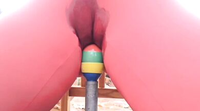 坐在震動棒上面潮吹