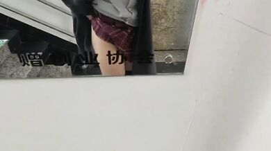 JKが廊下でオナニーする