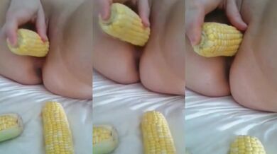 Thủ dâm với ngô trên giường