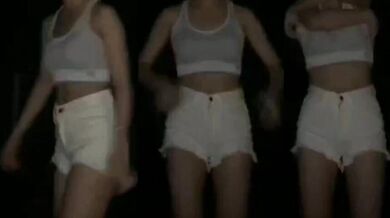 Cô gái ngực tội nghiệp cởi đồ và nhảy để lắc ngực