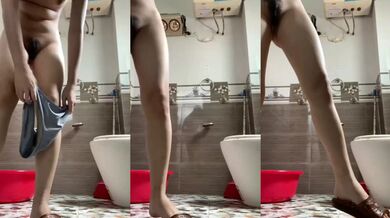 貧乳妹のM字開脚放尿