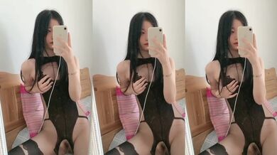 Cô gái mặc đồ liền thân gợi cảm sờ ngực trước gương