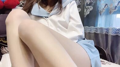 貧乳、ウサギの歯、痴女、セーラー服、自慰