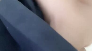 Cô gái thủy thủ đói đang sờ lồn đào nước sốt trắng