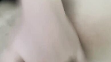 Cô gái thủy thủ đói đang sờ lồn đào nước sốt trắng