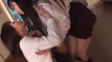 日本の高校生が互いに自慰行為をする