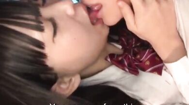 日本の高校生が互いに自慰行為をする