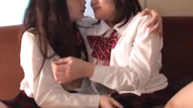 日本の高校生が互いに自慰行為をする