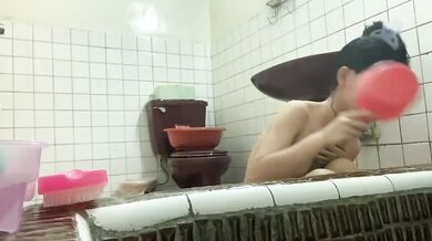 Poor breasted high school girl Zhuang Yuqing takes a selfie in the bath