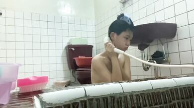 Poor breasted high school girl Zhuang Yuqing takes a selfie in the bath