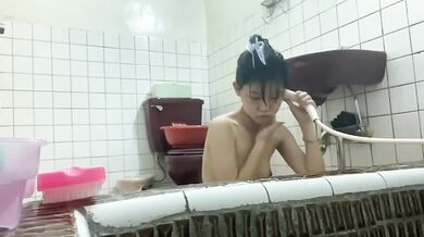Poor breasted high school girl Zhuang Yuqing takes a selfie in the bath