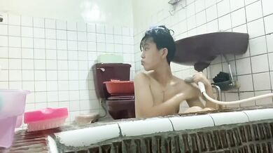 Poor breasted high school girl Zhuang Yuqing takes a selfie in the bath