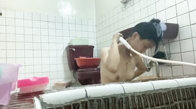 Poor breasted high school girl Zhuang Yuqing takes a selfie in the bath