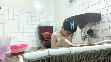 Poor breasted high school girl Zhuang Yuqing takes a selfie in the bath